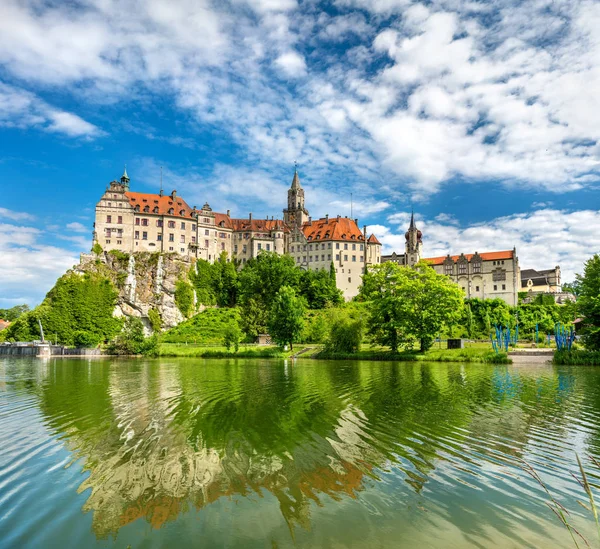 Sigmaringen hrad na břehu řeky Dunaj v Bádensko-Württembersko, Německo — Stock fotografie