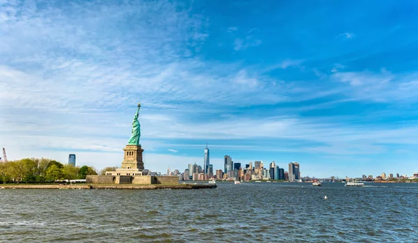 Statua Wolności i Manhattanu, Nowy Jork — Zdjęcie stockowe