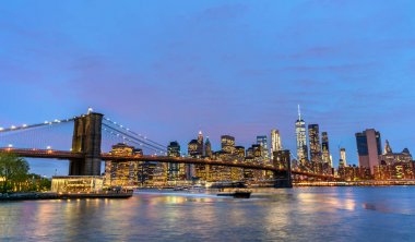 Brooklyn Köprüsü ve Manhattan batımında - New York, ABD