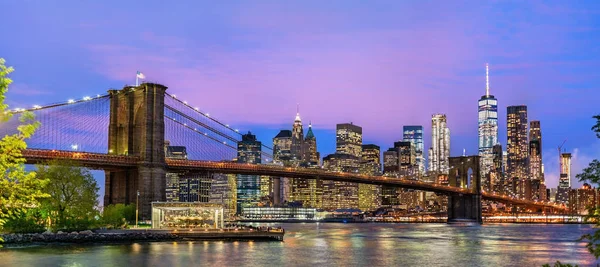 Бруклинский мост и Манхэттен на закате - Нью-Йорк, США — стоковое фото