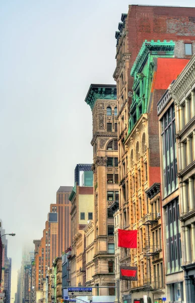 Edificios antiguos en Broadway en la ciudad de Nueva York — Foto de Stock