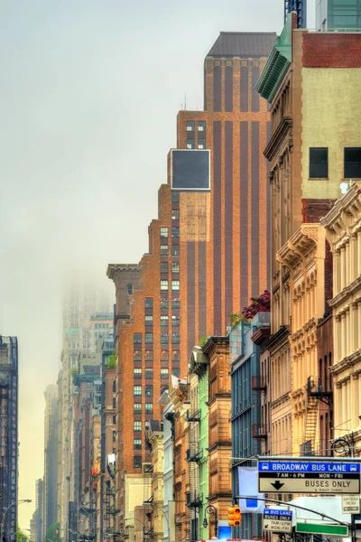 Edificios antiguos en Broadway en la ciudad de Nueva York — Foto de Stock