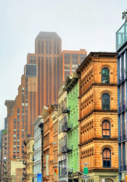 Старые здания на Бродвее в Нью-Йорке — стоковое фото