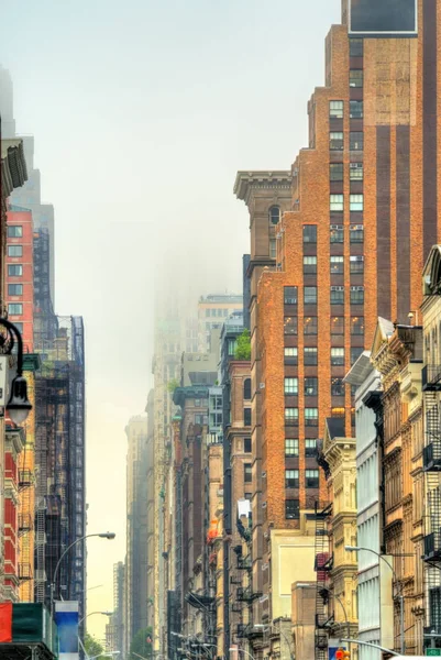 Edificios antiguos en Broadway en la ciudad de Nueva York — Foto de Stock