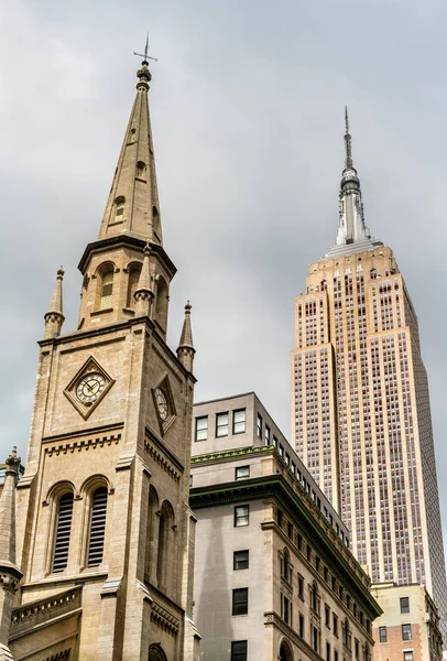 Iglesia Colegiata de Mármol y Empire State Building en Nueva York, EE.UU. — Foto de Stock