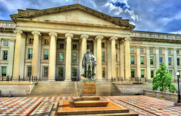 Statue of Albert Gallatin in front of US Treasury Department building in Washington, DC — Stock Photo, Image