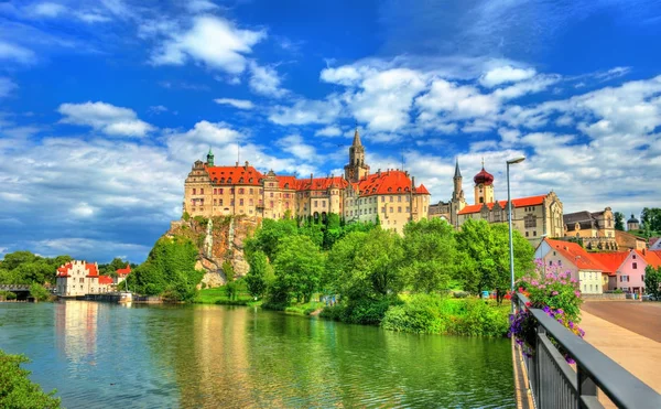 Castelo de Sigmaringen numa margem do rio Danúbio em Baden-Wurttemberg, Alemanha — Fotografia de Stock