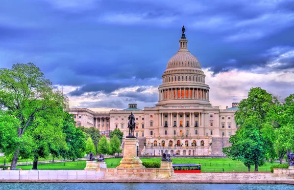 The United States Capitol Building with the Ulysses S. Grant memorial. Washington, DC — Stock Photo, Image