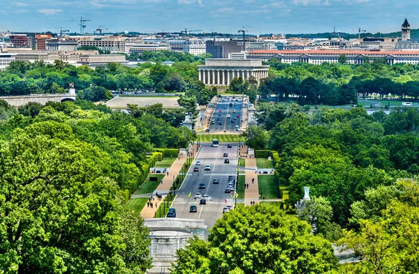 Vue du cimetière d'Arlington vers le Lincoln Memorial à Washington, D.C. . — Photo