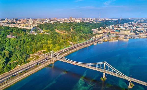 Kiev, ウクライナの歩行者橋とドニエプル川の空撮 — ストック写真