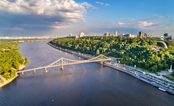 Letecký pohled na Dněpr s lávka v Kyjev, Ukrajina — Stock fotografie