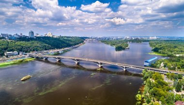 Kiev, Ukrayna Dnieper nehri geçip Metro Köprüsü'nün havadan görünümü