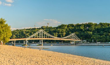 Kiev, Ukrayna'nın başkenti Dinyeper genelinde yaya köprüsü