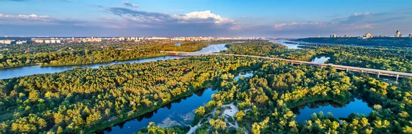 Letecký pohled na Trukhaniv Island na řece Dněpr, Kyjev, Ukrajina — Stock fotografie