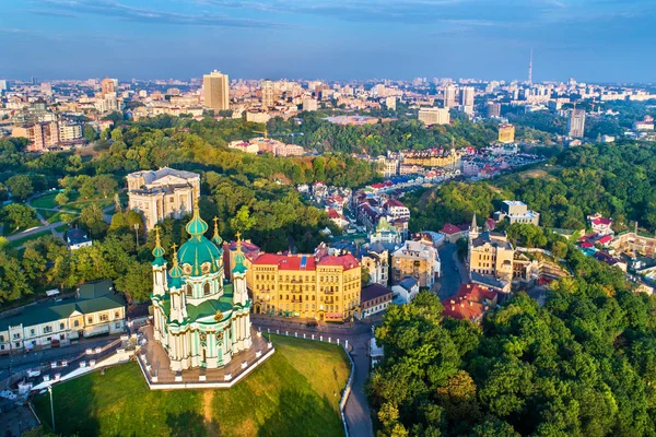 Letecký pohled na kostel svatého Ondřeje a Andriyivskyy původu, panoráma Podil. Kyjev, Ukrajina — Stock fotografie