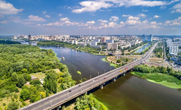 El puente de Paton y el distrito de Rusanivka de Kiev, Ucrania —  Fotos de Stock