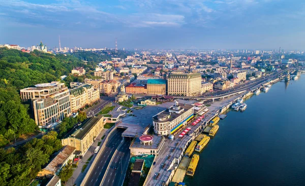 Veduta aerea del porto fluviale, Podil e Piazza postale a Kiev, Ucraina — Foto Stock