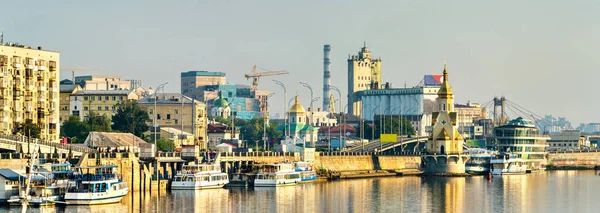 Skyline van Kiev op de Dnjepr in Oekraïne — Stockfoto