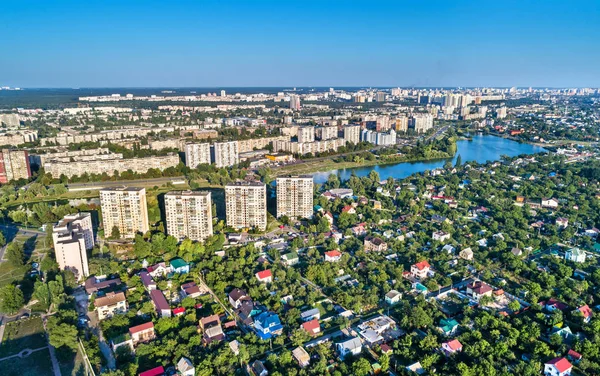 Luftaufnahme von raiduzhnyi und voskresenka Bezirk Kiev, Ukraine — Stockfoto