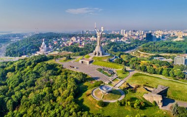 Havadan görünümü vatan anıt ve İkinci Dünya Savaşı Müzesi Kiev, Ukrayna