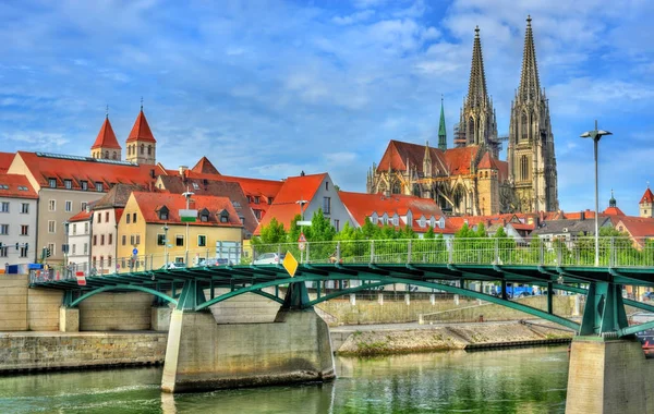 Eiserne Brucke, uma ponte através do Danúbio em Regensburg, Alemanha — Fotografia de Stock