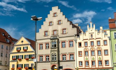 Binalar Arnulfsplatz Meydanı eski kasaba Regensburg, Almanya