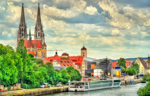 Blick auf Regensburg mit der Donau in Deutschland — Stockfoto