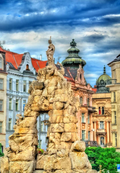 Parnas fontanna na Zerny trh placu na starym mieście w Brnie, Republika Czeska — Zdjęcie stockowe
