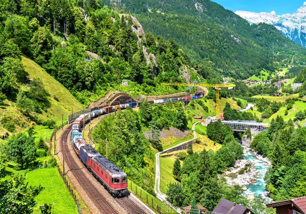 Tren de mercancías sube por el ferrocarril de Gotthard - Suiza — Foto de Stock
