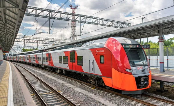 Moskova çember satırında tren. 2016 yılında açıldı, Moskova hızlı taşıma sisteminin 14 hat oldu — Stok fotoğraf