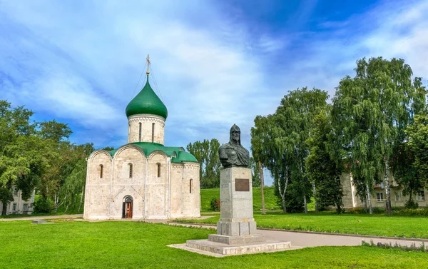 Cattedrale della Trasfigurazione e Monumento ad Alexander Nevsky nel Cremlino, Pereslavl-Zalessky, Russia — Foto Stock