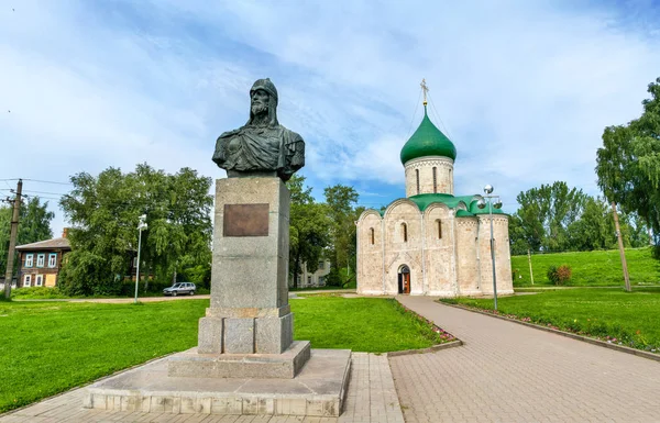 Transfiguration Cathedral and Monument to Alexander Nevsky in Kremlin, Pereslavl-Zalessky, Russia — Stock Photo, Image
