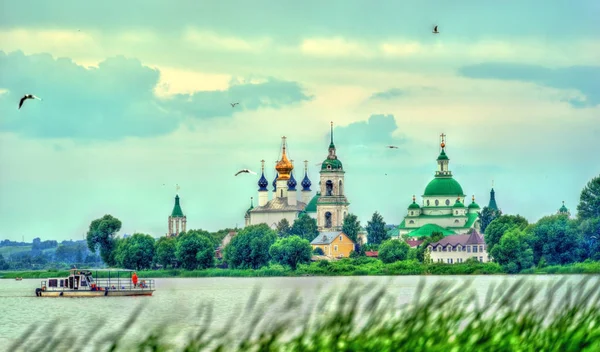 Vista del monasterio de Spaso-Yakovlevsky en Rostov, el anillo de oro de Rusia —  Fotos de Stock