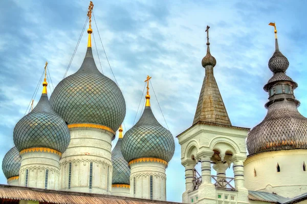 Kerk van de opstanding van Christus en de kathedraal van de veronderstelling van Rostov Kremlin, oblast Jaroslavl, Rusland — Stockfoto