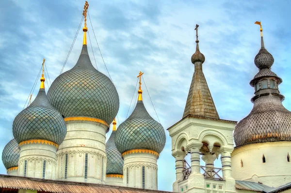 Church of the Resurrection of Christ and the Assumption Cathedral at Rostov Kremlin, Yaroslavl oblast, Russia — Stock Photo, Image