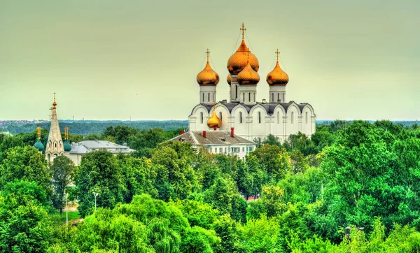 Widok na katedrę Wniebowzięcia w Yaroslavl, Federacja Rosyjska — Zdjęcie stockowe