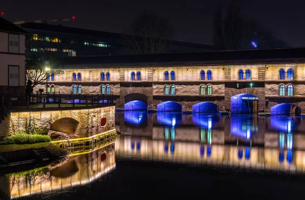 Gece aydınlatma baraj Vauban Strasbourg, Fransa — Stok fotoğraf