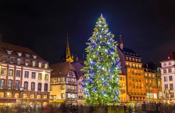 Weihnachtsbaum auf dem berühmten Markt in Straßburg, Frankreich — Stockfoto