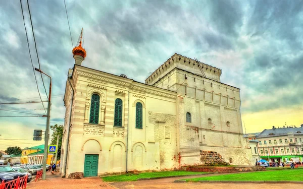 Torre Znamenskaya e Chiesa nel centro storico di Jaroslavl, Russia — Foto Stock