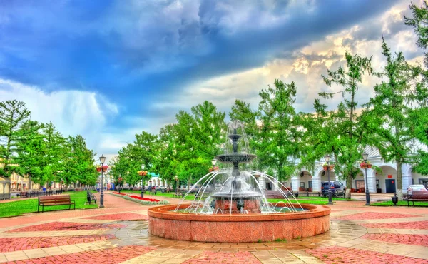 Fontana sulla piazza sovietica nella città vecchia di Kostroma, Russia — Foto Stock