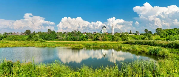 Monastery lagoa em Suzdal, Rússia — Fotografia de Stock