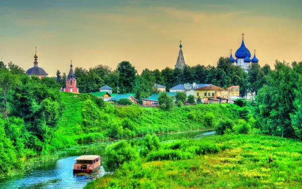 ロシアの Kamenka 川に架かるスーズダリ町 — ストック写真