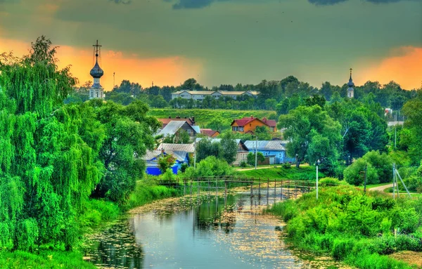 Cidade de Suzdal sobre o rio Kamenka na Rússia — Fotografia de Stock