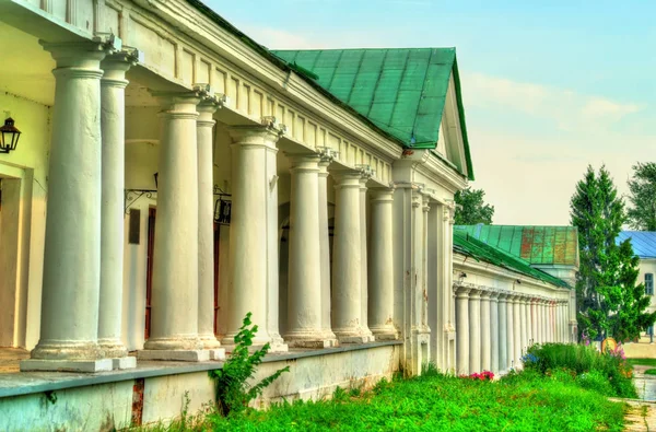 Гостиный двор, торговые павильоны в центре города Суздаль, Россия — стоковое фото