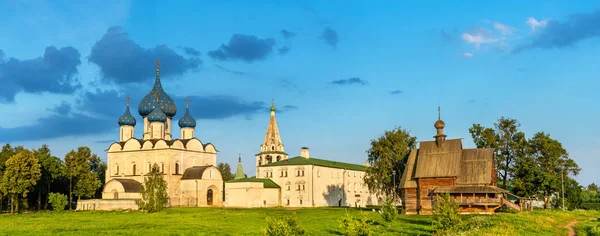 Cerkwi Narodzenia Pańskiego i kościoła św Mikołaja w Suzdal, Rosja — Zdjęcie stockowe