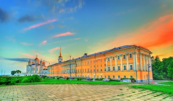 El edificio de las oficinas de las cámaras y la Catedral de la Dormición en Vladimir, Rusia — Foto de Stock