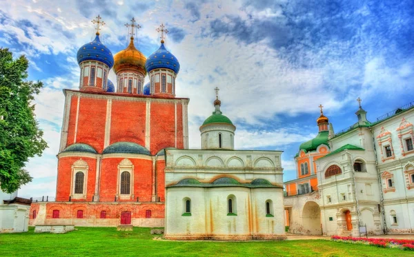 Domkyrkorna av antagandet och St Michael ärkeängeln. Ryazan Kreml, Ryssland — Stockfoto