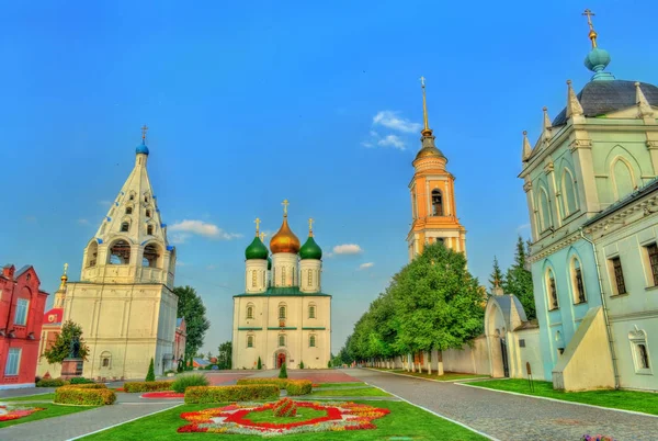 Het ensemble van het Kathedraal-plein in Kolomna Kremlin, Rusland — Stockfoto