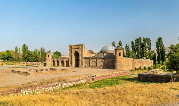 Pohled na Madrasa Kuhna poblíž vykonávané pevnosti, Tádžikistán — Stock fotografie