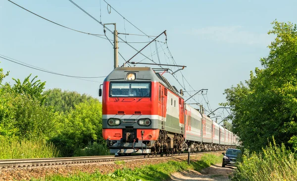 Locomotora eléctrica con un tren de pasajeros en Rusia —  Fotos de Stock